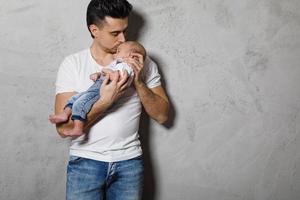 jong liefhebbend vader Holding zijn schattig weinig baby jongen foto