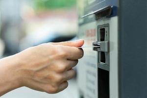vrouw hand- met een credit kaart en ticket verkoop machine foto