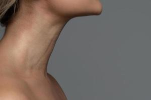detailopname van vrouw nek met een glad huid foto