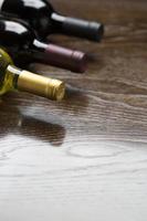 divers wijn flessen Aan reflecterende hout oppervlakte abstract foto