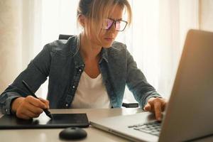 vrouw fotograaf retoucheren foto's gebruik makend van grafisch tablet foto