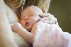 handen van moeder Holding haar pasgeboren baby meisje foto