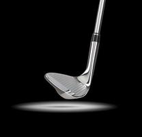 chroom golf club wig ijzer onder plek licht met zwart achtergrond foto