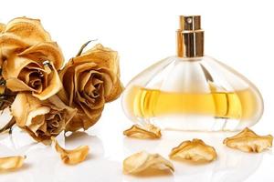 flacon van parfum en droog roos bloem foto