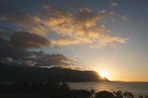 zonsondergang over- hanalei baai, kauai foto