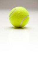 single tennis bal Aan gradatie met licht reflectie foto