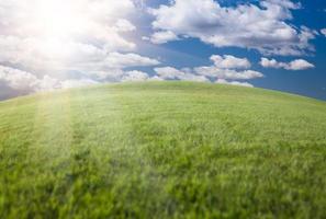 groen gras veld, blauw lucht en zon foto