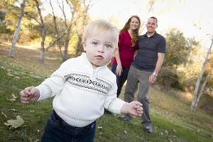 schattig jong jongen wandelen net zo ouders kijken Aan van achter foto