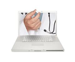 dokter overhandigen pil door laptop scherm foto