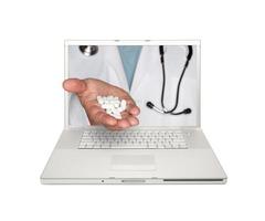 dokter overhandigen pillen door laptop scherm foto