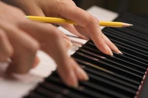 vrouw vingers Aan digitaal piano sleutels foto