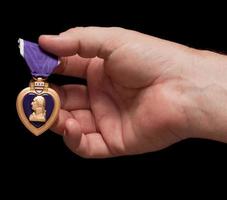 Mens Holding Purper hart oorlog medaille foto