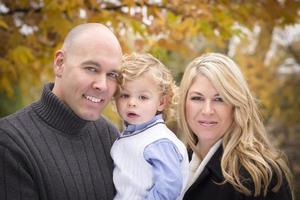 jong aantrekkelijk ouders en kind portret in park foto