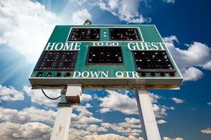 hoog school- scorebord over- blauw lucht met wolken foto