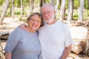 gelukkig senior paar portret buitenshuis foto