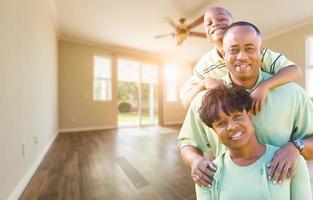 gelukkig Afrikaanse Amerikaans jong familie in leeg kamer van huis foto