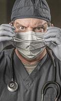 mannetje dokter of verpleegster vervelend schrobben, beschermend gezicht masker en stofbril foto