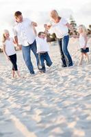 gelukkig jong jongen swinging met zijn ouders foto