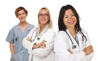 drie vrouw artsen of verpleegsters Aan wit foto