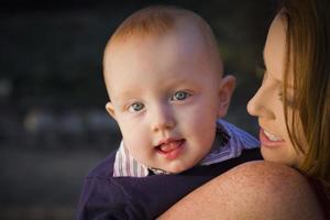 schattig rood hoofd zuigeling jongen portret met zijn moeder foto