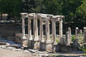 oude kolommen in afrodisis oude stad in aydin, turkiye foto