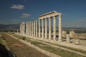 kolommen in laodicea Aan de lycus oude stad in denizli, turkiye foto