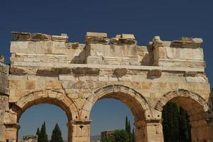 frontinus poort Bij hierapolis oude stad in pamukkale, denizli, turkiye foto