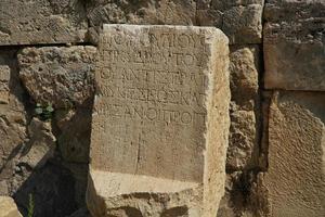 opschrift in perge oude stad in antalya, turkiye foto