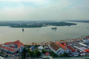 de landschap van de chao phraya rivier- estuarium en de landschap van samut prakan stad zijn de poorten naar de zeeën van thailand handelaar schepen. foto