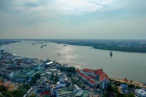 de landschap van de chao phraya rivier- estuarium en de landschap van samut prakan stad zijn de poorten naar de zeeën van thailand handelaar schepen. foto