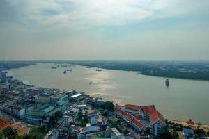 de landschap van de chao phraya rivier- estuarium en de landschap van samut prakan stad zijn de poorten naar de zeeën van thailand handelaar schepen. foto