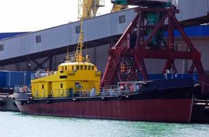 sleepboot in een haven foto