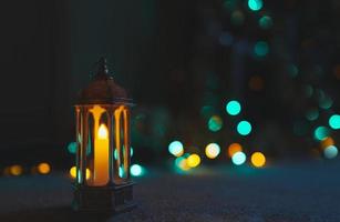 Arabisch lantaarn Aan zwart marmeren met wazig bokeh licht achtergrond.eid decoratief traditioneel lampen verlichte klaar voor de heilig seizoen van Ramadan kareem.concept voor Islamitisch moslim vakantie vieren foto