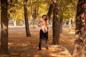 schattig jong moeder met haar weinig baby meisje foto