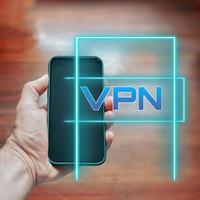 hand- Holding een slim telefoon met vpn icoon foto