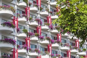 beeld van meetkundig symmetrisch hoog stijgen facade met glas ramen in Singapore foto