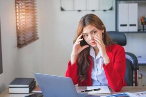 concept burn-out syndroom. zakenvrouw voelt zich ongemakkelijk bij het werken. die wordt veroorzaakt door stress, opgebouwd door onsuccesvol werk en minder rustend lichaam. raadpleeg een gespecialiseerde psychiater. foto