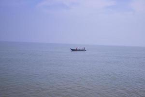 landschap visie van een visvangst boot Aan de padma rivier- in Bangladesh foto