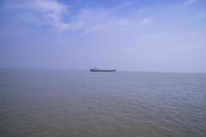 landschap visie van een klein lading schip tegen een blauw lucht Aan de padma rivier- Bangladesh foto