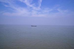 landschap visie van een visvangst boot Aan de padma rivier- in Bangladesh foto