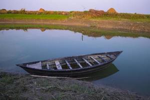 landschap visie van een houten boot Aan de bank van de padma rivier- in Bangladesh foto