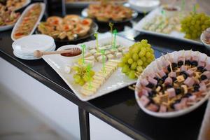 heerlijk vakantie snacks Aan de tafel, de voedsel is fijnproever foto