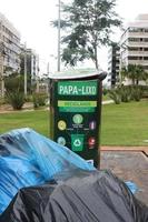 Brazilië, Brazilië, december 26, 2022 de nieuw sotkon verspilling systeem naar verzamelen uitschot in stedelijk gebieden overlopend met vuilnis foto