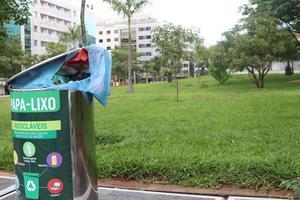 Brazilië, Brazilië, december 26, 2022 de nieuw sotkon verspilling systeem naar verzamelen uitschot in stedelijk gebieden overlopend met vuilnis foto