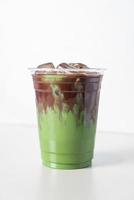 groen thee matcha latte met chocola in glas foto