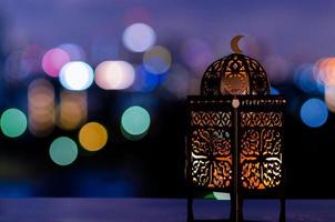 lantaarn met nacht lucht en stad bokeh licht achtergrond voor de moslim feest van de heilig maand van Ramadan kareem. foto