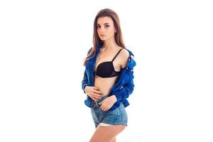 sensueel brunette dame nemen uit haar blauw t-shirt foto