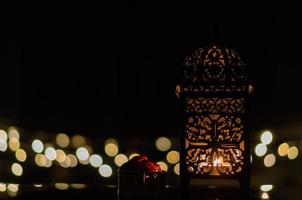 lantaarn en datums fruit met bokeh licht in donker achtergrond voor de moslim feest van de heilig maand van Ramadan kareem. foto