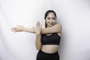 portret van jong Aziatisch sportief vrouw vervelend sportkleding is uitrekken uit voordat opleiding. foto