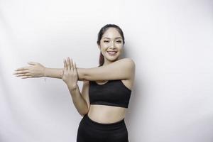 portret van jong Aziatisch sportief vrouw vervelend sportkleding is uitrekken uit voordat opleiding. foto